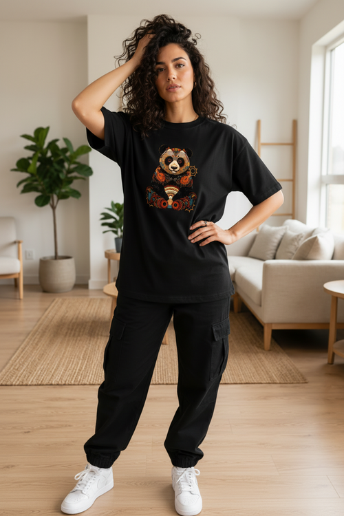 Hajar 1 - Mandala Panda Noir - Debout main sur hanche lifestyle